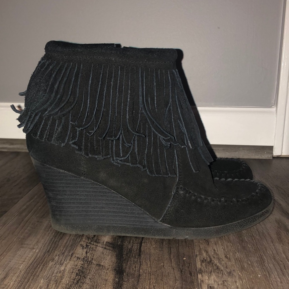Minnetonka wedge fringe bootie size 8